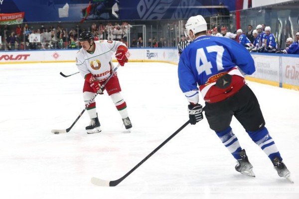 Хоккейная команда Президента одержала первую победу в финале любительского турнира Хоккейная команда Президента одержала первую победу в финале любительского турнира