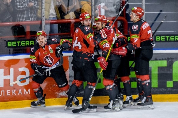 Хоккей. "Неман" вышел в финал Betera-Экстралиги, обыграв "Юность". Гродненцы первыми в истории выиграли серию, уступая 0:3
Хоккей. "Неман" вышел в финал Betera-Экстралиги, обыграв "Юность". Гродненцы первыми в истории выиграли серию, уступая 0:3