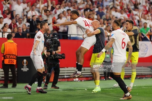 Футбол. Лига Европы. "Манчестер Юнайтед" крупно проиграл "Севилье" и вылетел из еврокубка на стадии четвертьфинала
Футбол. Лига Европы. "Манчестер Юнайтед" крупно проиграл "Севилье" и вылетел из еврокубка на стадии четвертьфинала