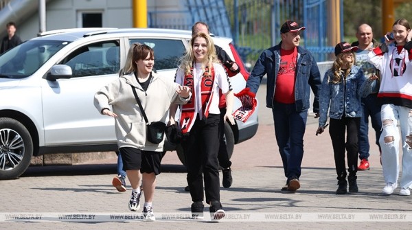 "За наших болею от чистого сердца!" Болельщики ХК "Неман" о том, чего ждут от финала