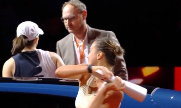 Теннис.  После церемонии награждения Арина Соболенко в шутку сымитировала нападение на  "Porsche", выигранный Швентек
  