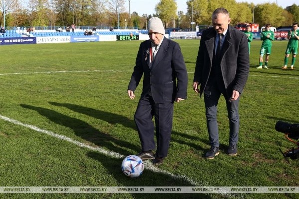 ФОТОФАКТ: Футболисты "Минска" и "Гомеля" сыграли со счетом 2:2 ФОТОФАКТ: Футболисты "Минска" и "Гомеля" сыграли со счетом 2:2