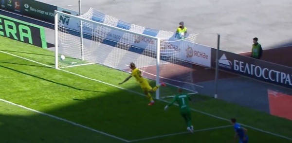 Футбол.  "Динамо" Мн — "Шахтер". Грубая ошибка Сергея Игнатовича, приведшая к голу Владислава Морозова
  