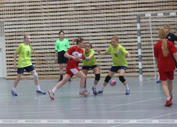 В чьих руках окажется "Стремительный мяч"? В Жлобине стартовал финал соревнований по гандболу