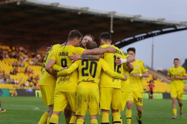 Футбол. "Шахтер" и "Белшина" устроили феерию в ремейке скандального матча: десять мячей, хет-трик Карпицкого и удаление
Футбол. "Шахтер" и "Белшина" устроили феерию в ремейке скандального матча: десять мячей, хет-трик Карпицкого и удаление