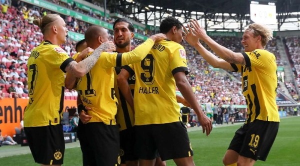 Футбол.  Чемпионат Германии. Дортмундская "Боруссия" в большинстве разгромила "Аугсбург" на пути к чемпионству
 