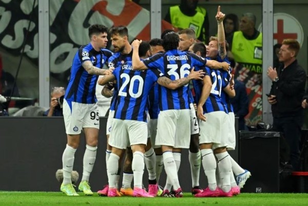 Футбол.  Лига чемпионов. "Интер", забив два быстрых мяча, "всухую" обыграл "Милан" в первом полуфинальном матче
 