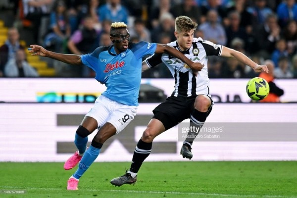 Футбол. Гол Осимхена принес "Наполи" третью в истории победу в чемпионате Италии — спустя 33 года после последнего золота
Футбол. Гол Осимхена принес "Наполи" третью в истории победу в чемпионате Италии — спустя 33 года после последнего золота