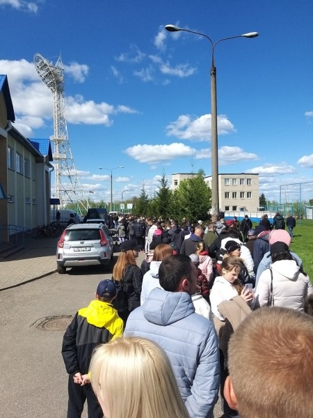 Футбол. "Макслайн" на матче с "Шахтером" раздавал бесплатную шаурму. Не все желающие попали на игру, в перерыве трибуны опустели
Футбол. "Макслайн" на матче с "Шахтером" раздавал бесплатную шаурму. Не все желающие попали на игру, в перерыве трибуны опустели