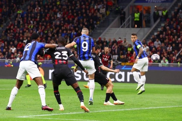 Футбол. Лига чемпионов. "Милан" — "Интер". Джеко забил мяч-красавец на 8-й минуте, Мхитарян удвоил преимущество на 11-й
Футбол. Лига чемпионов. "Милан" — "Интер". Джеко забил мяч-красавец на 8-й минуте, Мхитарян удвоил преимущество на 11-й