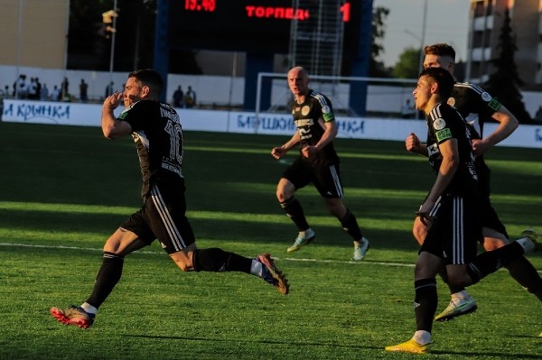 Футбол. "Торпедо"-БелАЗ разгромило "Нафтан". "Автозаводцы" — единственная команда, которая пока не проигрывала
Футбол. "Торпедо"-БелАЗ разгромило "Нафтан". "Автозаводцы" — единственная команда, которая пока не проигрывала