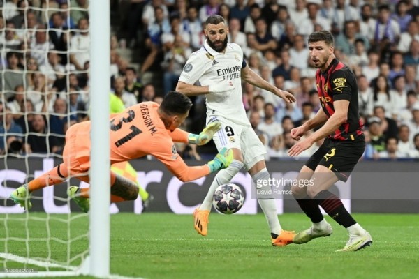 Футбол.  Лига чемпионов. В первом матче полуфинальной стадии "Реал" дома сыграл вничью с "Манчестер Сити"
  