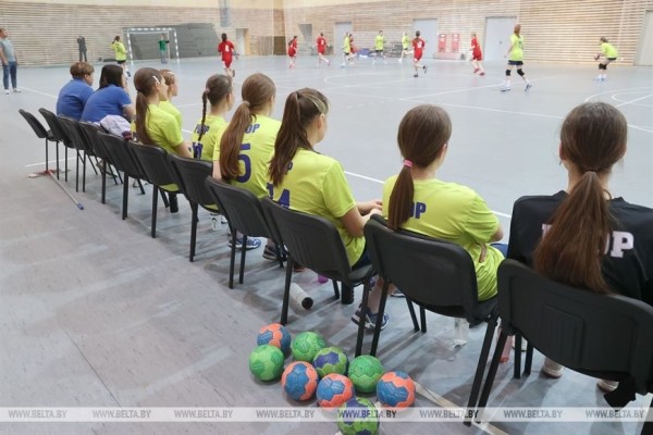 В чьих руках окажется "Стремительный мяч"? В Жлобине стартовал финал соревнований по гандболу