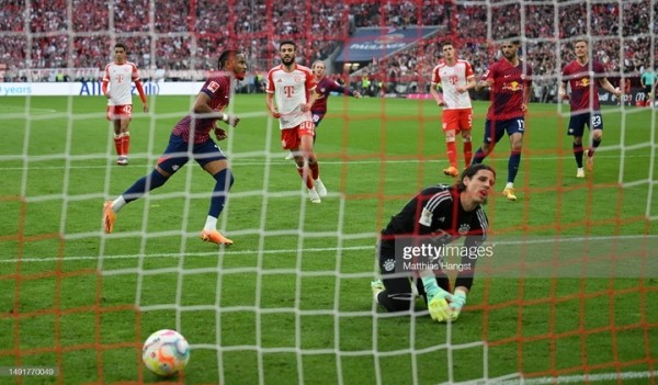 Футбол. Чемпионат Германии. "Бавария" дома неожиданно потерпела поражение от "Лейпцига". Лидерство мюнхенцев под угрозой
Футбол. Чемпионат Германии. "Бавария" дома неожиданно потерпела поражение от "Лейпцига". Лидерство мюнхенцев под угрозой