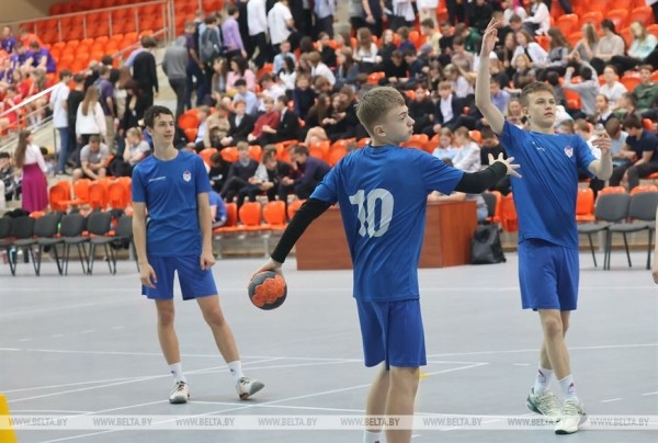 В чьих руках окажется "Стремительный мяч"? В Жлобине стартовал финал соревнований по гандболу