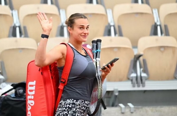 Теннис.  Все уже в Париже: Швентек на оптимизме без повязки на ноге, Соболенко на позитиве, Азаренко в именной футболке "ПСЖ"
 