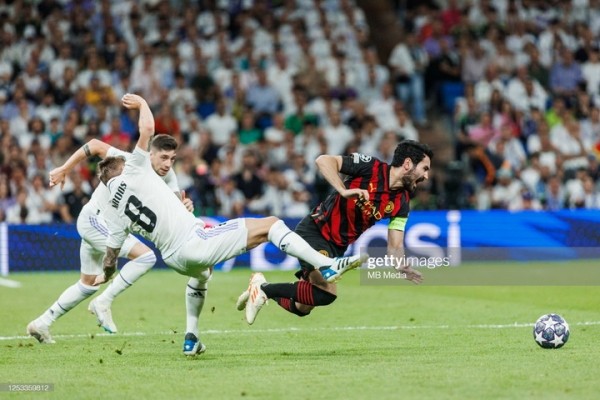 Футбол.  Лига чемпионов. В первом матче полуфинальной стадии "Реал" дома сыграл вничью с "Манчестер Сити"
  