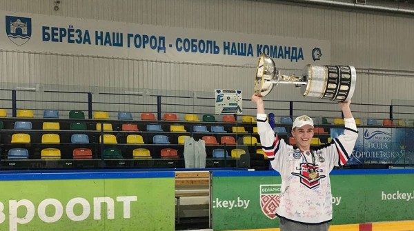 Хоккеист Даниил Омелюсик привез Кубок Харламова в Березовский район