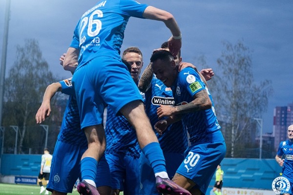 Футбол.  Минское "Динамо" благодаря голу Морозова нанесло "Шахтеру" первое поражение в чемпионате
  