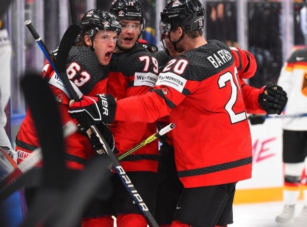 Хоккей.  Сборная Канады дважды уступала в счете по ходу встречи, но победила немцев и стала чемпионом мира!
&nbsp;&nbsp;