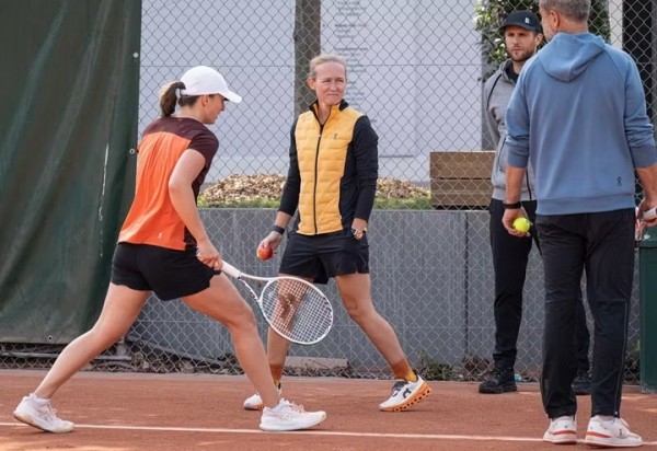 Теннис.  Все уже в Париже: Швентек на оптимизме без повязки на ноге, Соболенко на позитиве, Азаренко в именной футболке "ПСЖ"
 