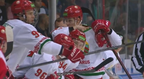 Хоккей. Россия 25 — Беларусь. Арсений Ковгореня, находясь на скамейке, ударил клюшкой соперника на льду. И получил "5+20"
Хоккей. Россия 25 — Беларусь. Арсений Ковгореня, находясь на скамейке, ударил клюшкой соперника на льду. И получил "5+20"