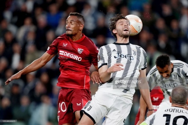 Футбол.  Лига Европы. В первых матчах полуфинальной стадии "Ювентус" спас ничью с "Севильей", а "Байер" проиграл "Роме"
 