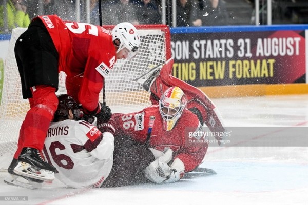 Хоккей. ЧМ-2023. Сборная Латвии добыла ничью в основное время матча со Швейцарией, пробившись в плей-офф
Хоккей. ЧМ-2023. Сборная Латвии добыла ничью в основное время матча со Швейцарией, пробившись в плей-офф