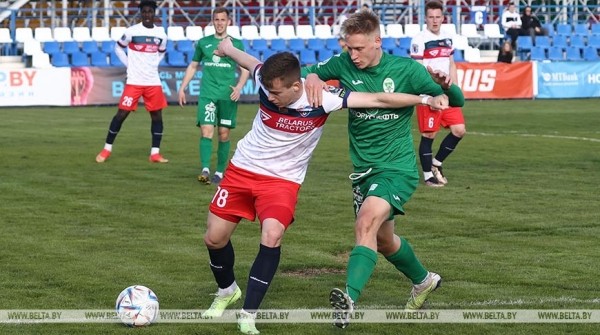 ФОТОФАКТ: Футболисты "Минска" и "Гомеля" сыграли со счетом 2:2 ФОТОФАКТ: Футболисты "Минска" и "Гомеля" сыграли со счетом 2:2