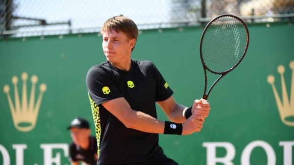 Теннис.  Илья Ивашко, уступив Стэну Вавринке, выбыл в 1/64 финала турнира АТП-1000 в Риме
 