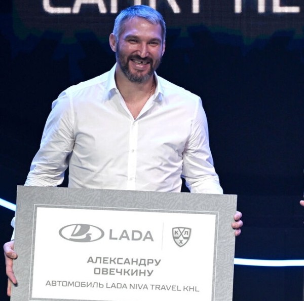 Хоккей.  На церемонии закрытия сезона КХЛ Александру Овечкину, играющему в НХЛ, подарили автомобиль "Нива"
 