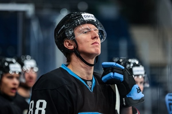 Хоккей.  Михаил Шалагин, который провел за "Динамо" 10 матчей, подписал новый двухлетний контракт с "зубрами"
 