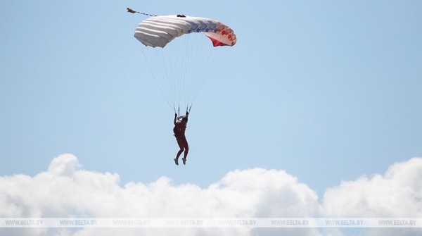 Военнослужащие Беларуси успешно выступают на международных соревнованиях по парашютному спорту в РФ