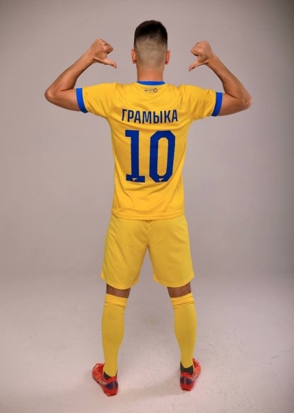 Футбол. БАТЭ представил новую форму от немецкого экипировщика Puma
Футбол. БАТЭ представил новую форму от немецкого экипировщика Puma