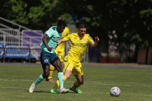 Футбол.  "Шахтер" отправил три мяча в ворота "Сморгони"
 