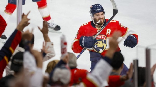 Хоккей.  Мэттью Ткачук забросил самую позднюю победную шайбу в серии плей-офф в истории НХЛ
 