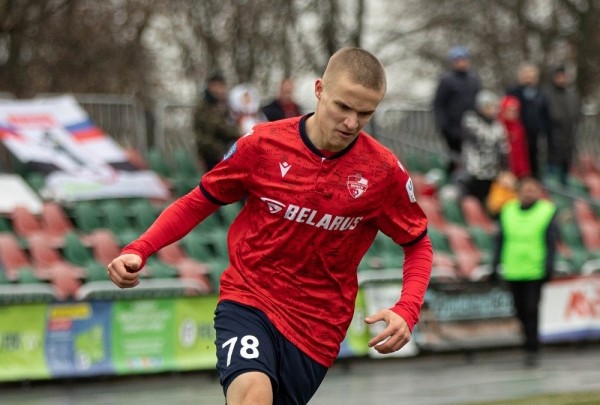 Футбол.  Капитан "Минска" Даниил Душевский забил невероятный гол с очень дальнего штрафного в ворота "Гомеля"
  