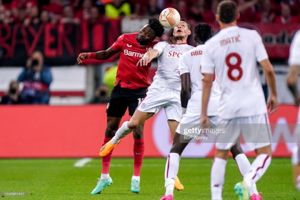 Футбол.  Оформив нулевую ничью с "Байером", "Рома" стала первым финалистом Лиги Европы
 