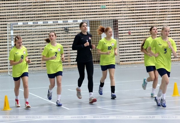 В чьих руках окажется "Стремительный мяч"? В Жлобине стартовал финал соревнований по гандболу