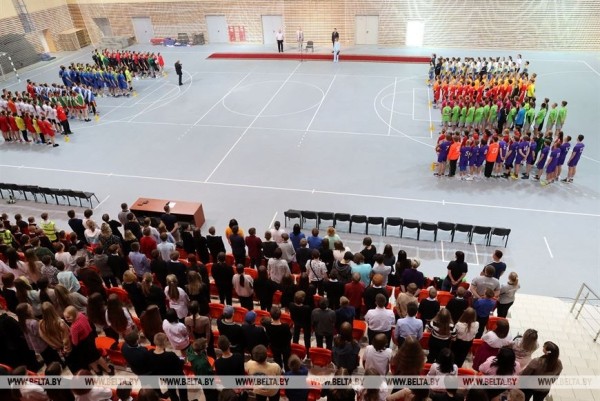 В чьих руках окажется "Стремительный мяч"? В Жлобине стартовал финал соревнований по гандболу