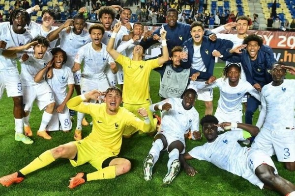 Футбол. Определены финалисты чемпионата Европы среди юношей
Футбол. Определены финалисты чемпионата Европы среди юношей