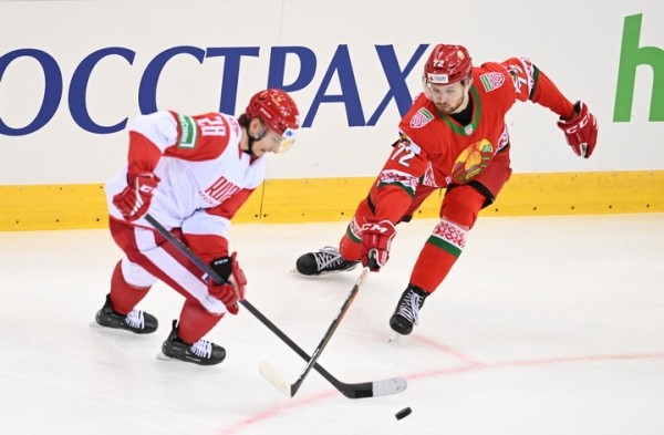 Хоккей.  В седьмом матче "Большого тура" сборная Беларуси обыграла "Россию 25", добыв вторую победу в серии
 