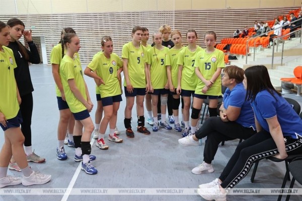 В чьих руках окажется "Стремительный мяч"? В Жлобине стартовал финал соревнований по гандболу