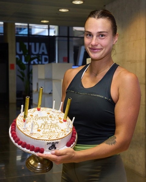 Теннис.  Соболенко не взяла подарок: торт на день рождения был с неприятным запахом. За белоруску вступились Надаль и Рублев
  