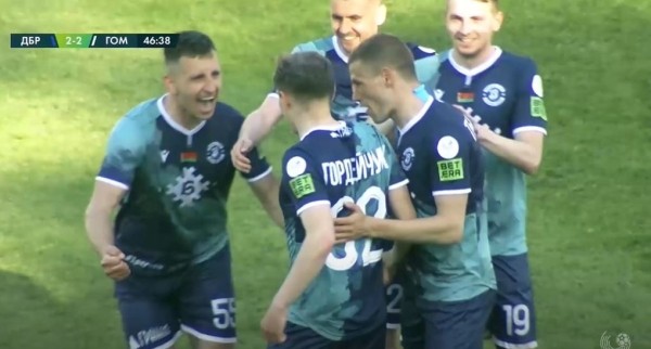 Футбол.  Гордейчук забил трижды, Ловец — дважды, но брестское "Динамо" и "Гомель" не выявили сильнейшего
  