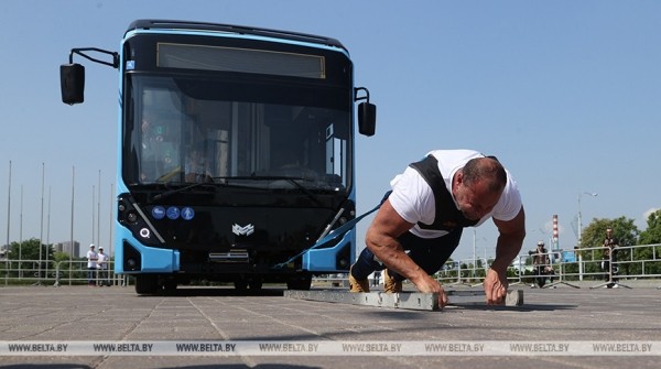 Белорусский силач Кирилл Шимко сдвинул с места и протащил многотонный троллейбус с пассажирами