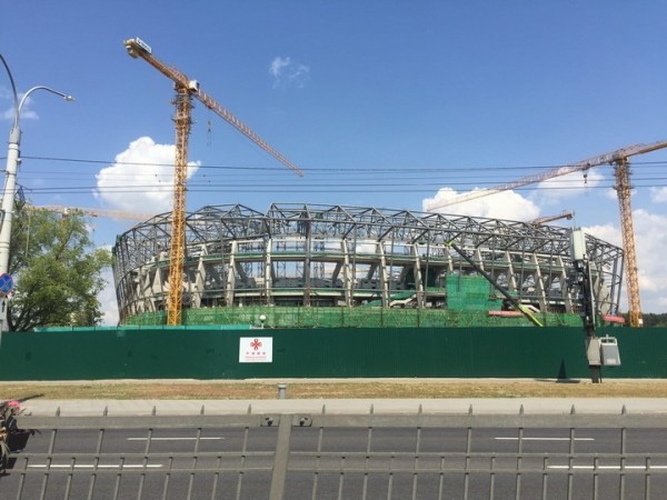 Футбол.  В ходе строительства Национального стадиона в Минске осталось установить всего несколько пролетов кровли
 