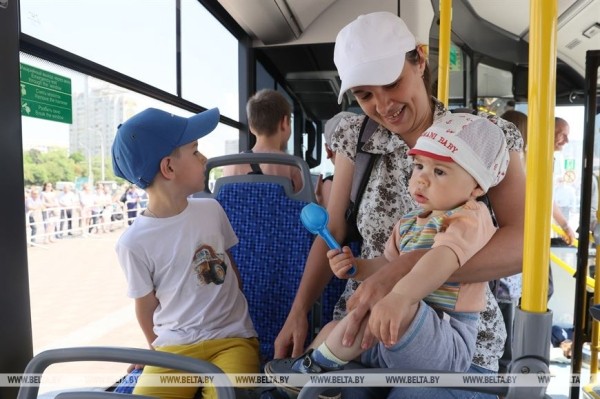 Белорусский силач Кирилл Шимко сдвинул с места и протащил многотонный троллейбус с пассажирами