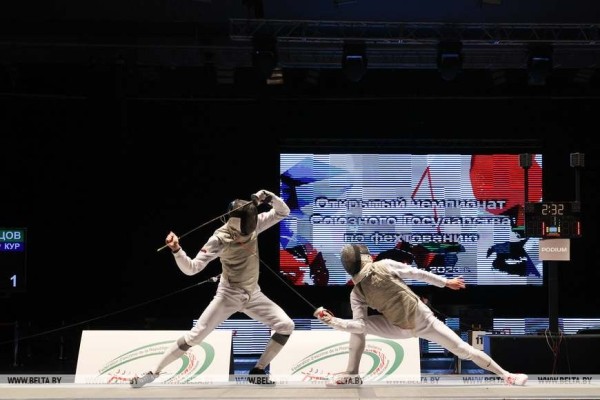ФОТОФАКТ: В Минске стартовал открытый чемпионат Союзного государства по фехтованию