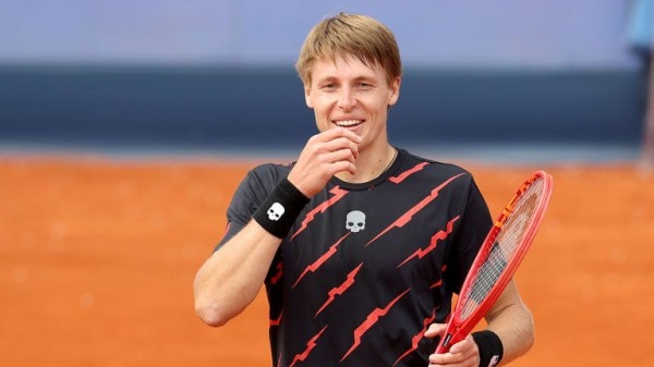 Теннис.  Илья Ивашко проиграл 136-й ракетке мира во втором круге "челленджера" в Великобритании
 